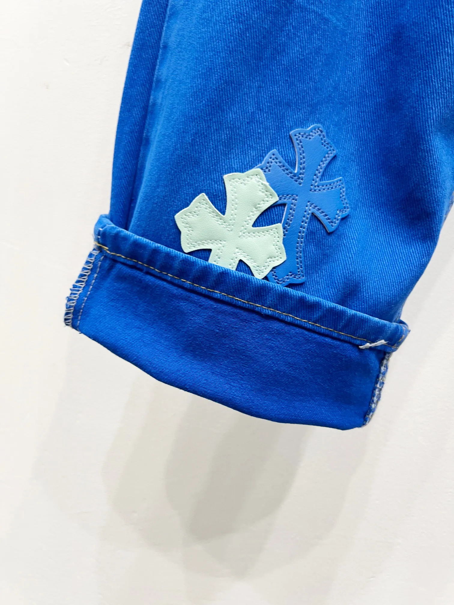 P270 Style number: (C002) Chrome hearts CH co-branded Drak Miami blue jeans exude uninhibited personality and unique charm. Every wear and tear is carefully designed to present a unique artistic feel. Made of imported denim fabric, which has undergone heavy industrial washing and destruction treatment, the trousers show a super cool effect on the upper body, allowing you to dominate the fashion stage.  This is more than just a pair of jeans, it is an expression of attitude. With its unique design concept and ultimate pursuit of details, Croxin breaks traditional boundaries and defines the jeans trend in the new era. The trousers are made of double-layer woven fabric with customized hardware. Italian-made special cowhide is printed and cut. Custom-made sheepskin three-layer thick-line leather. The entire body is spliced ​​in heavy water washing. Craftsmen hand-splash ink. You can see the details. Three-dimensional cutting version. Loose and comfortable, not flattering. Makes you taller and slimmer. Factory quality control. Same style for men and women. Can be matched with couples. Versatile recommendation. Must-have jeans for all seasons. Color: blue Size: 28-30-32-34